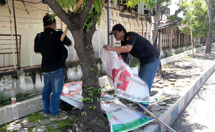 PENERTIBAN: Petugas mencopot beberapa APK di salah ruas jalan di Ngawi, kemarin.
