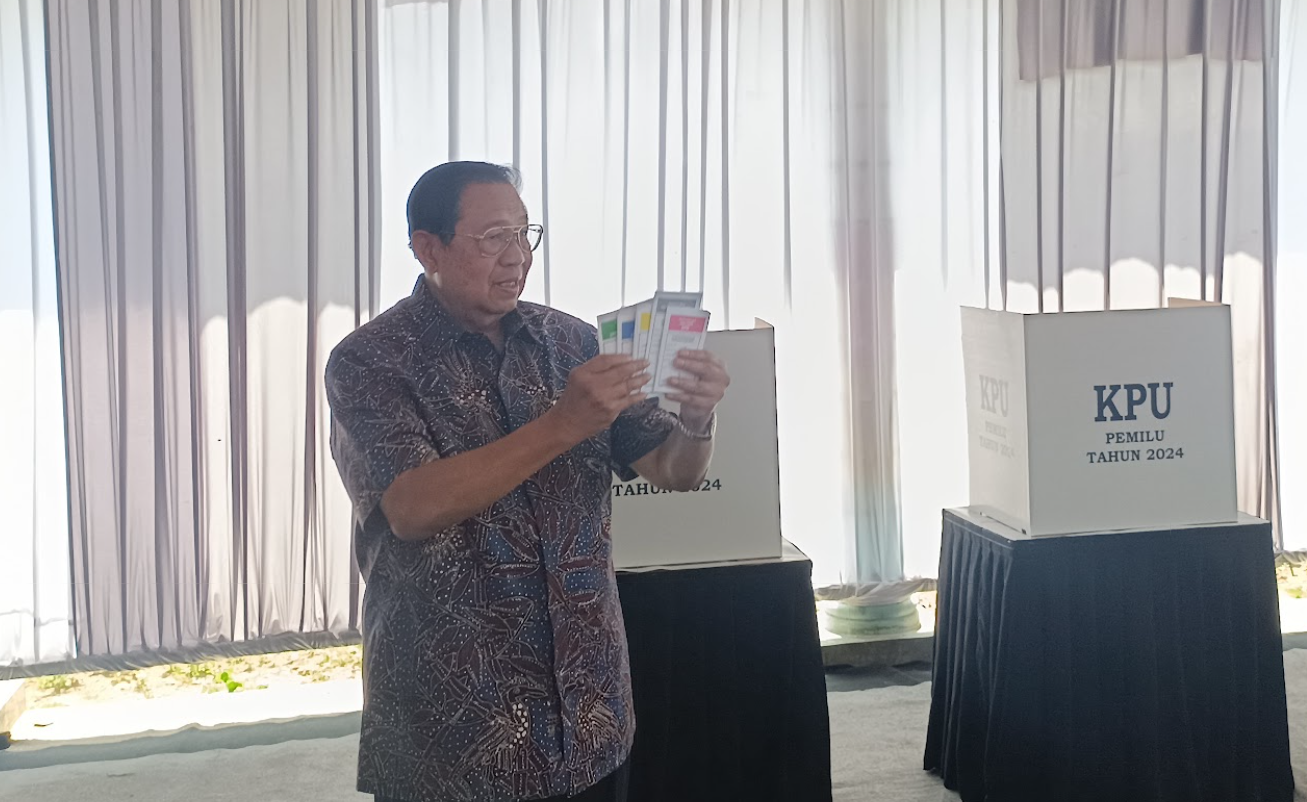 NYOBLOS: Presiden ke-6 RI Susilo Bambang Yudhoyono atau SBY menunjukkan surat suara di TPS tempatnya mencoblos. (NUR CAHYONO/RADAR PACITAN)