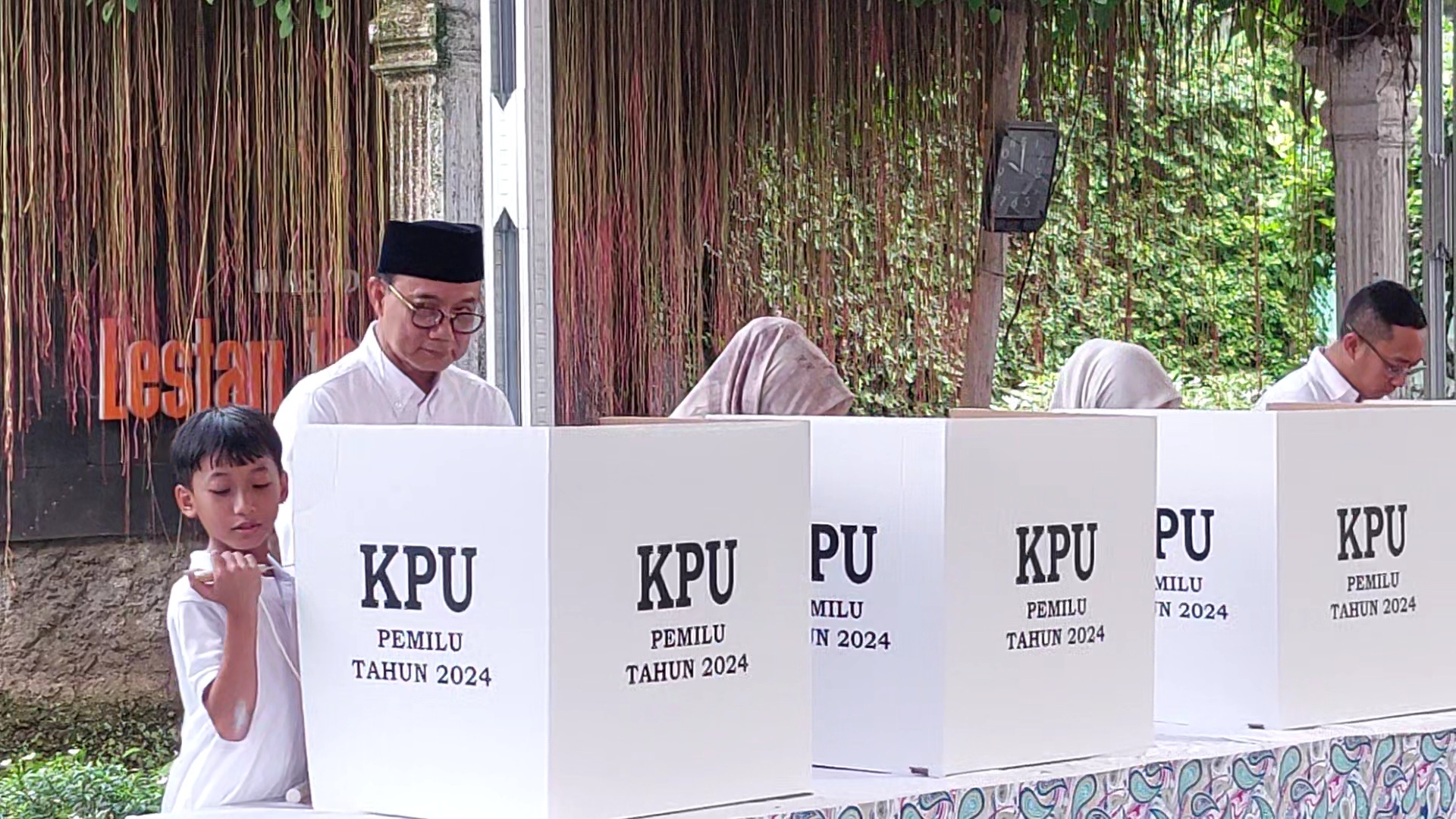 GUNAKAN HAK PILIH: Wakil TPD Jatim Budi Sulistyono Kanang mencoblos di TPS 07, Kelurahan Margomulyo, Kecamatan Ngawi, Rabu (14/2) kemarin.