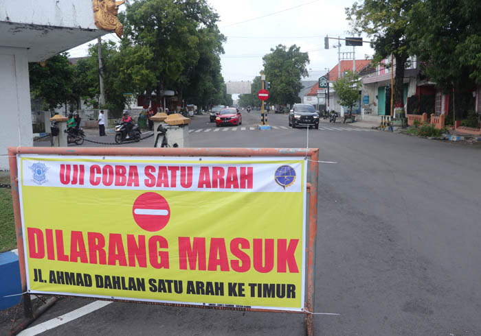 ONE WAY: Pemkab Ponorogo mulai memberlakukan uji coba one way dan perubahan arus lalin di tujuh ruas jalan, Rabu (14/2) kemarin.