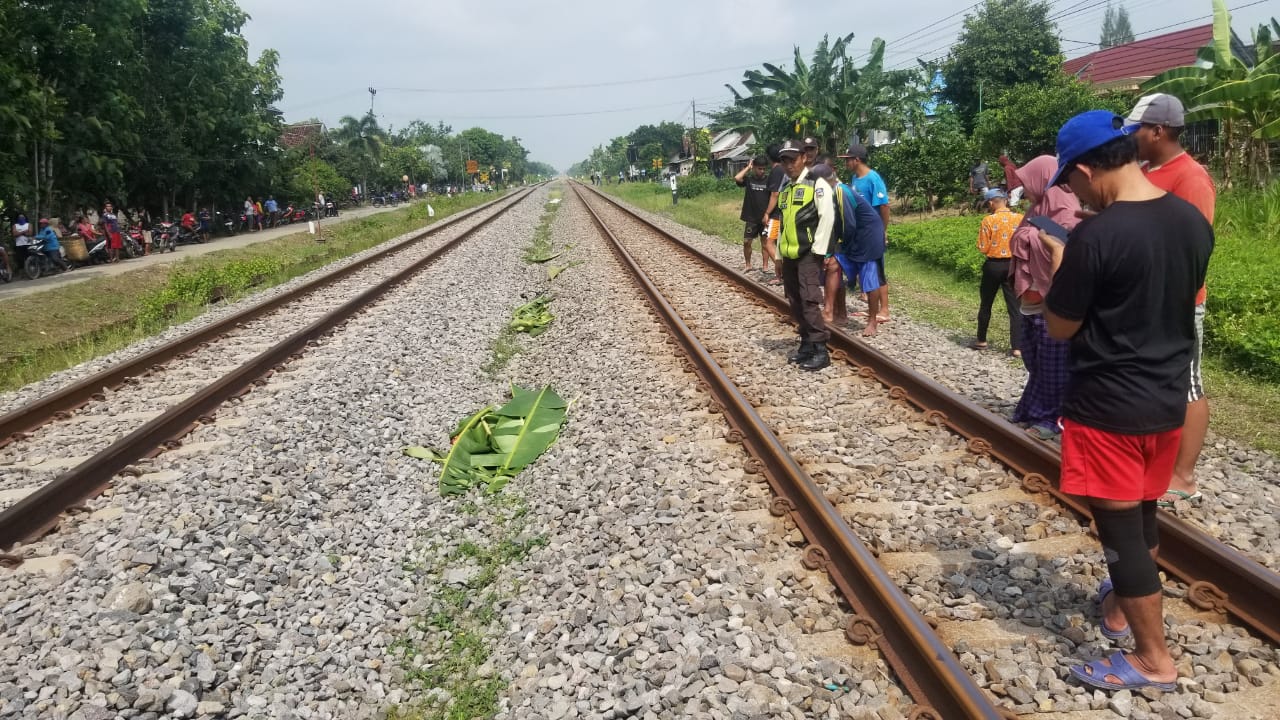 TERSEBAR: Potongan tubuh Sri Wahyuni, 41, pedagang sayur yang tertabrak KA Sancaka, berserakan di sepanjang rel. (ASEP SYAEFUL/RADAR NGAWI)