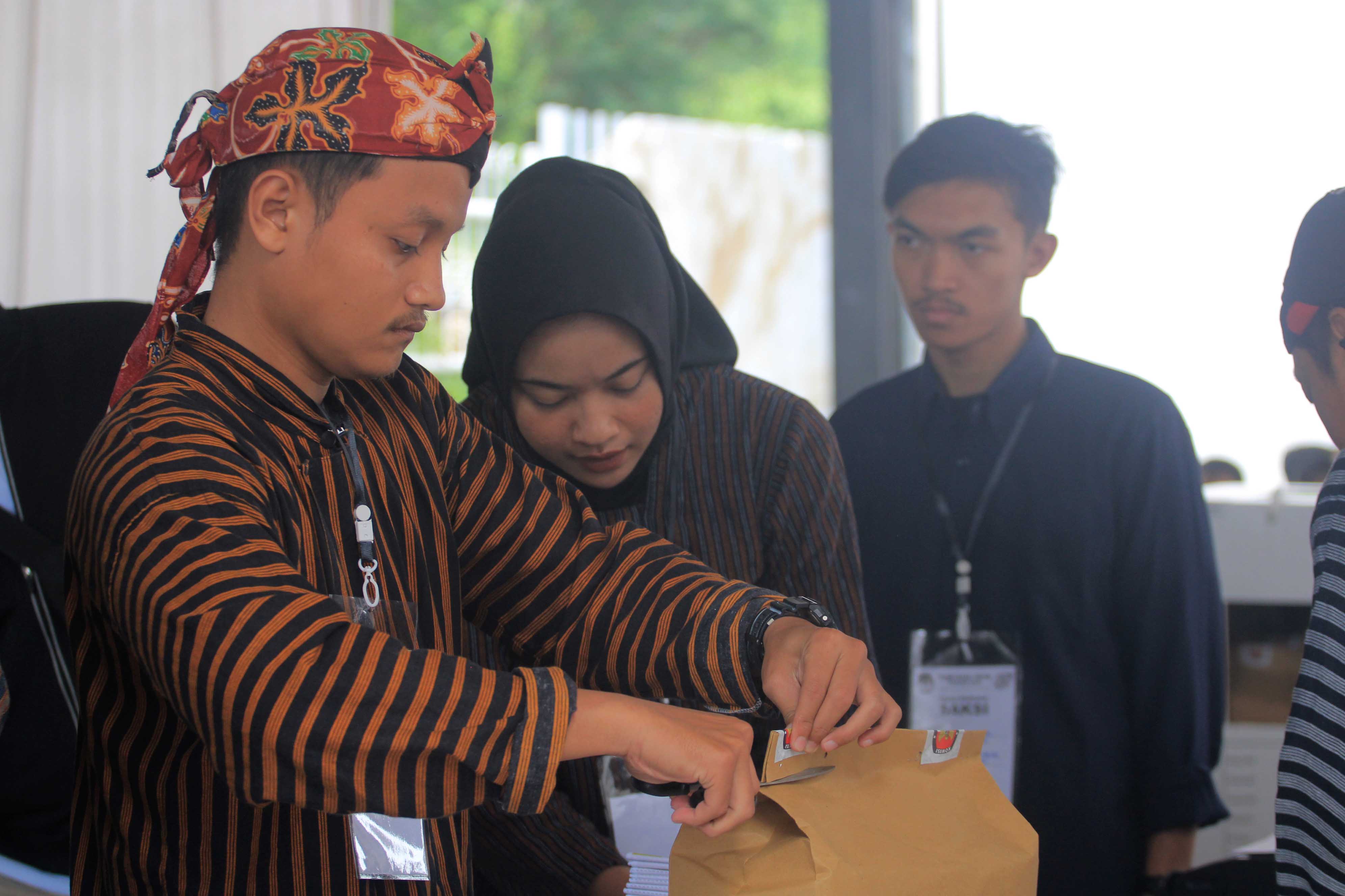 PEMUNGUTAN SUARA: KPPS saat menjalankan tugas di salah satu TPS saat pemungutan suara, Rabu (14/2) lalu.&nbsp;