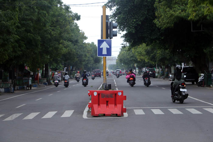 BERGANTI ARAH : Uji coba penerapan one way di Jalan Ahmad Dahlan Ponorogo dimulai Rabu (14/2) kemarin.