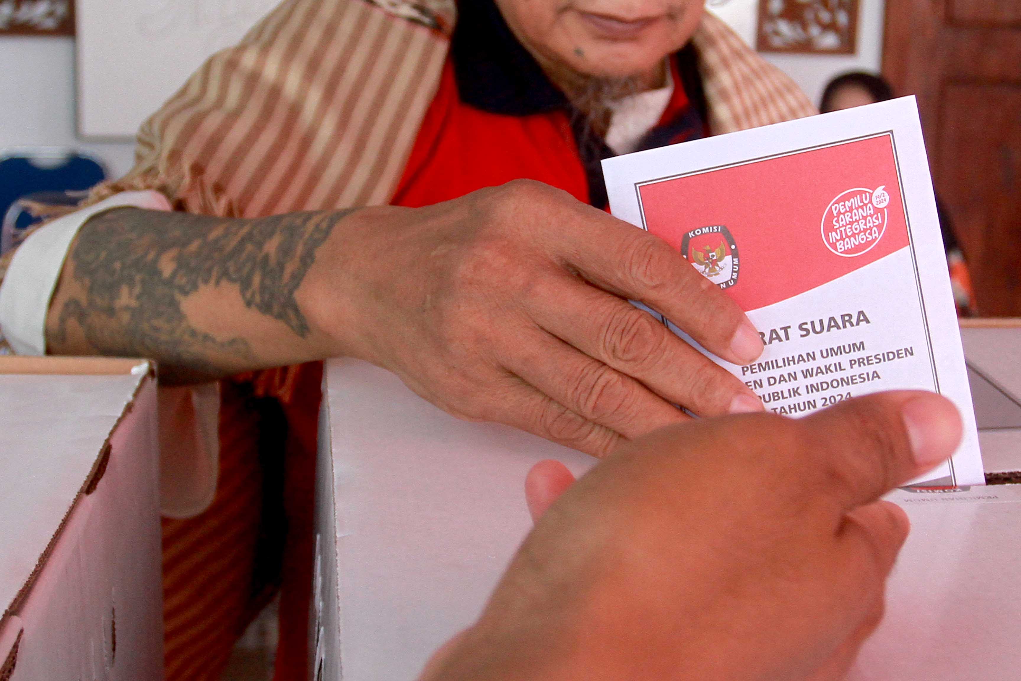 ILUSTRASI FOTO: Proses pemungutan suara saat pemilu 2024 lalu. Sebagian besar pemilih pemilu bakal kembali nyoblos kembali di pilkada tahun ini. (BAGAS BIMANTARA/RADAR MADIUN)
