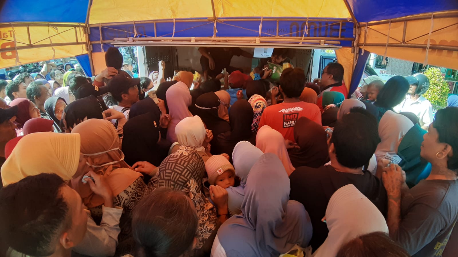 PETUGAS KEWALAHAN: Sejumlah warga berdesak-desakan demi mendapatkan beras SPHP dalam operasi pasar murah yang digelar DPPTK, Jumat (17/12). (ASEP SYAEFUL BACHRI/RADAR NGAWI)