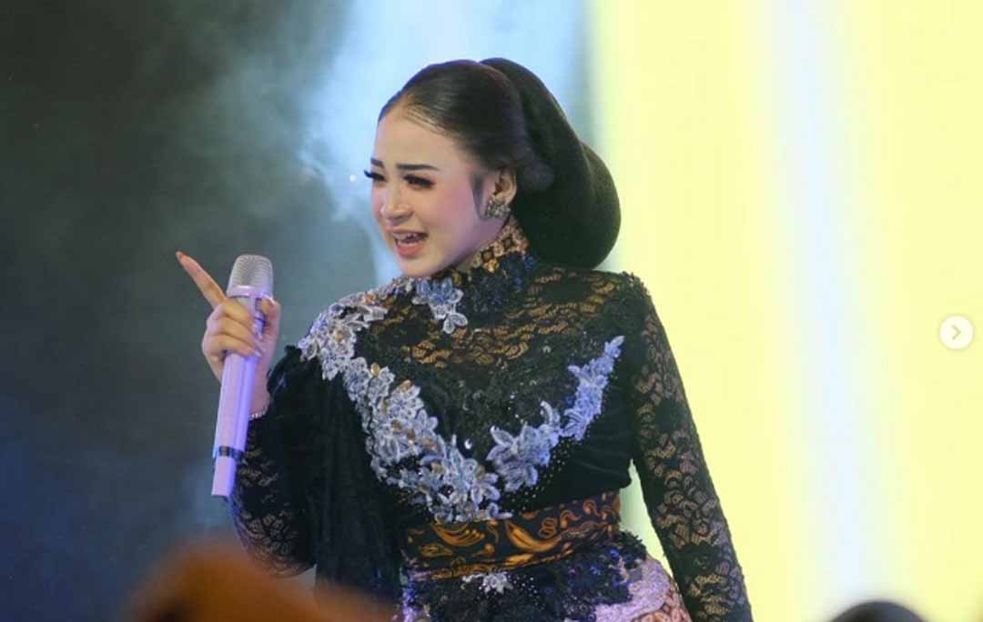 Niken Salindry saat tampil di sebuah panggung musik. (IG Niken Salindry)