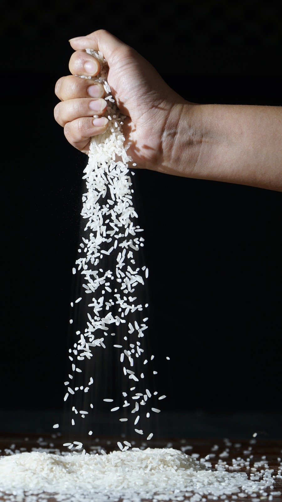 BAHAN POKOK: Beras menjadi salah satu komoditas yang memicu kenaikan inflasi pada Januari lalu. (ILUSTRASI FOTO: BAGAS BIMANTARA/JAWA POS RADAR MADIUN)