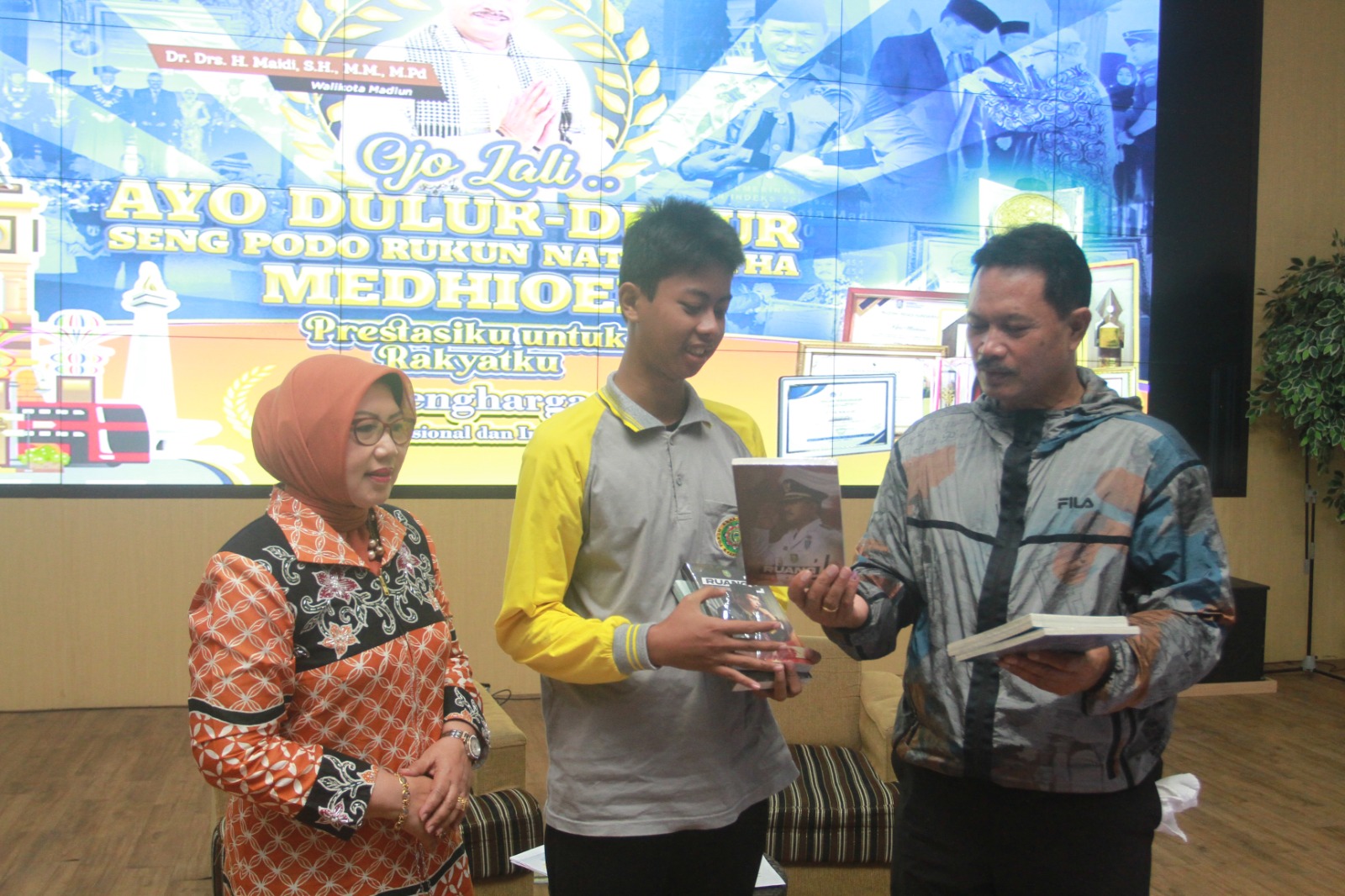 SOSIALISASI: Wali Kota Maidi dan Ketua TP PKK Kota Madiun dalam acara sarasehan peran orang tua dalam pendidikan literasi digital anak di GCIO. (BAGAS BIMANTARA/JAWA POS RADAR MADIUN)