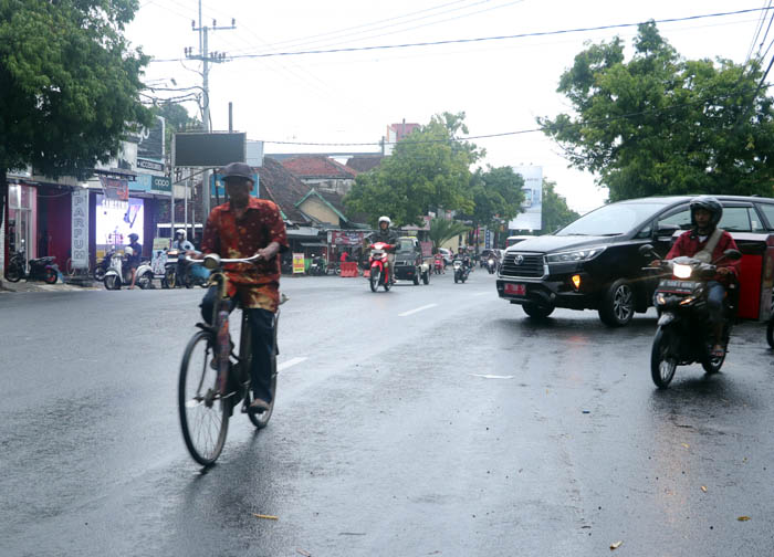 EVALUASI: Dishub Ponorogo mengevaluasi beberapa titik rawan&nbsp;crowded&nbsp;di hari kedua uji coba pemberlakuan&nbsp;one way, Rabu (15/2).