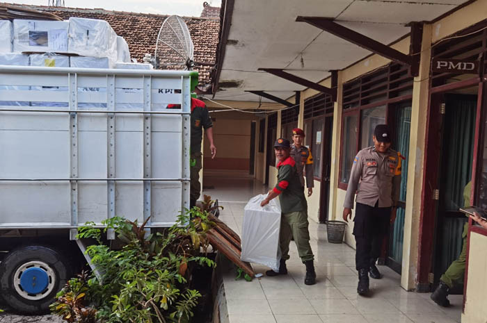 BERGESER: Petugas mengirimkan logistik hasil pemungutan suara dari lokasi panitia pemungutan suara ke panitia pemilihan kecamatan, Kamis (15/2).