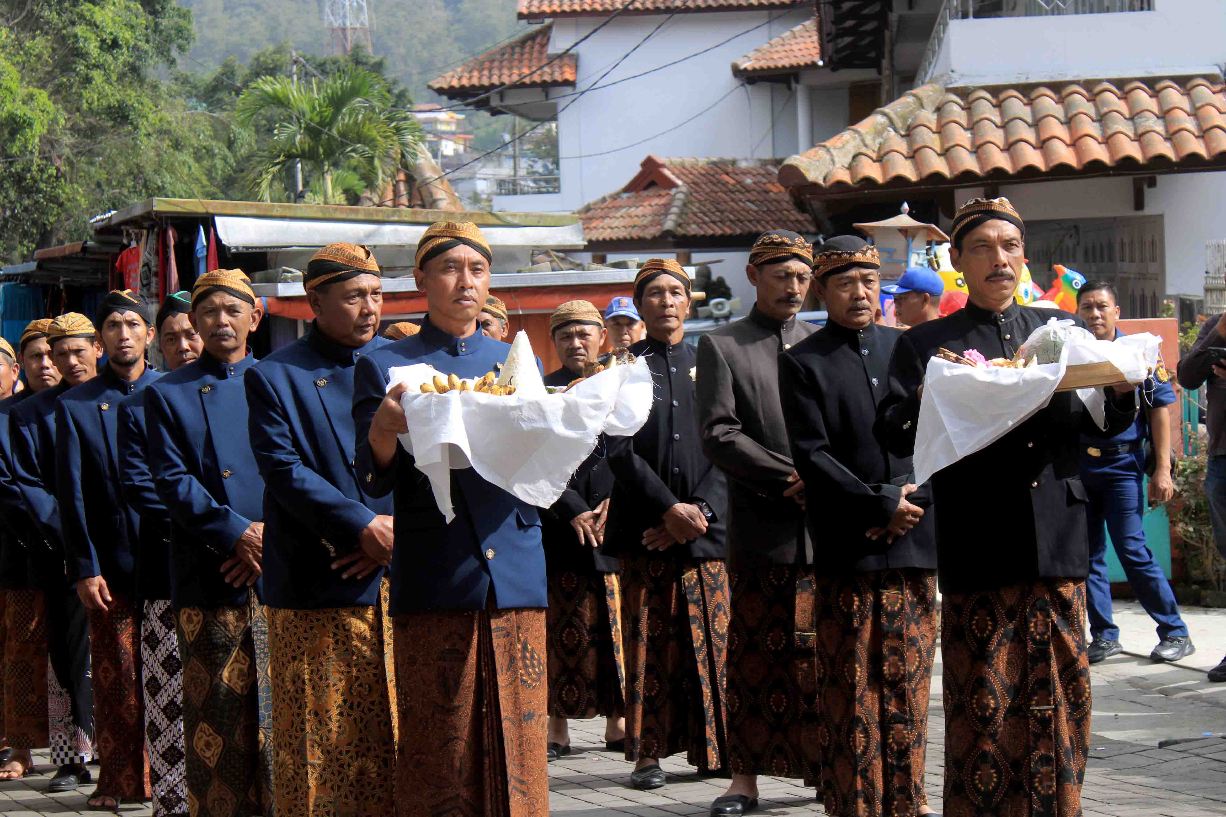 TRADISI TURUN TEMURUN: Rangkaian prosesi Labuhan Sarangan di Telaga Sarangan, Jumat (16/2). (AJI PUTRA/RADAR MAGETAN)