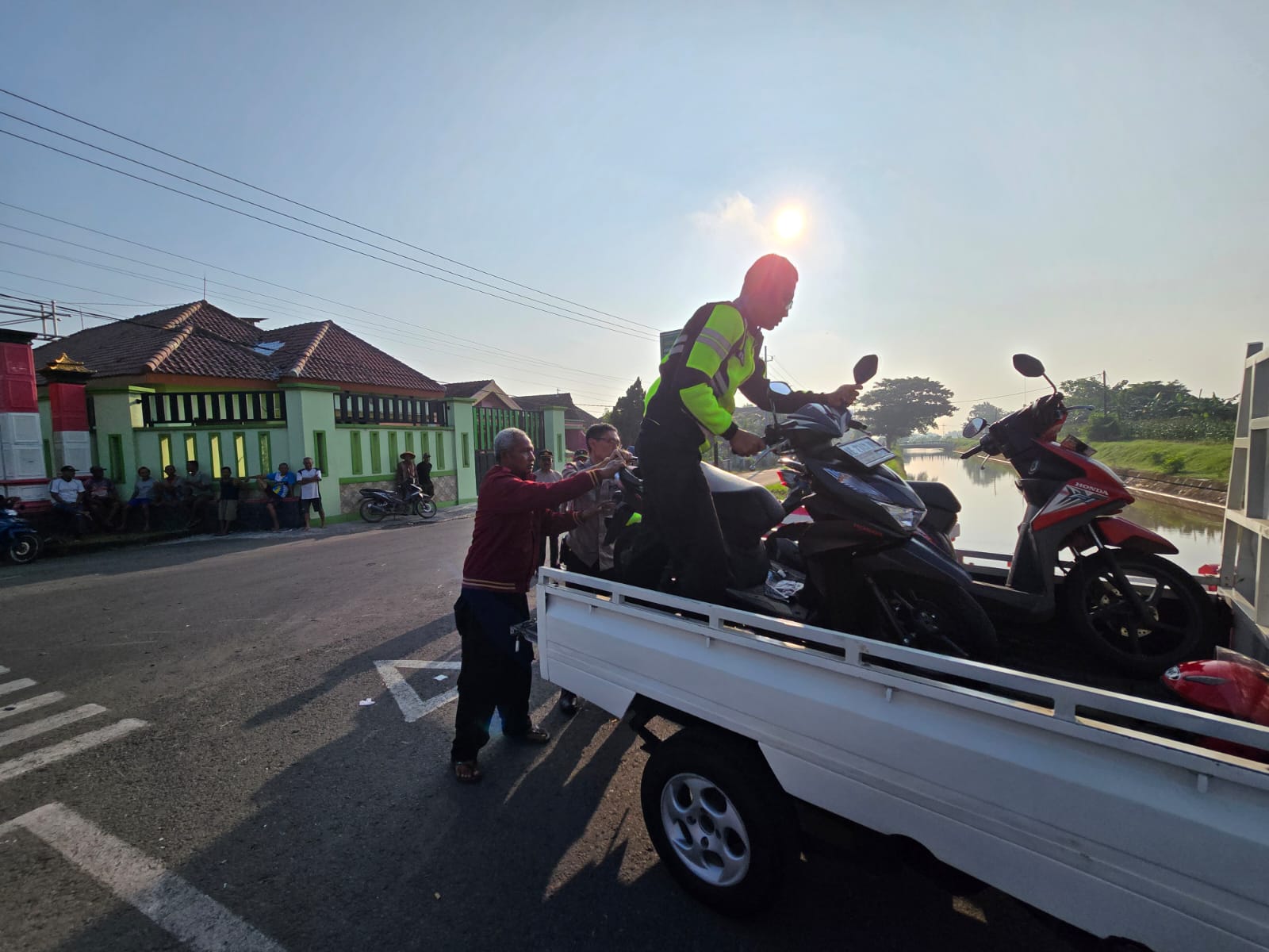 EVAKUASI: Petugas Satlantas Polres Magetan mengevakuasi sepeda motor barang bukti laka lantas di Sumberejo, Maospati, Jumat (16/2).&nbsp;(POLRES MAGETAN)