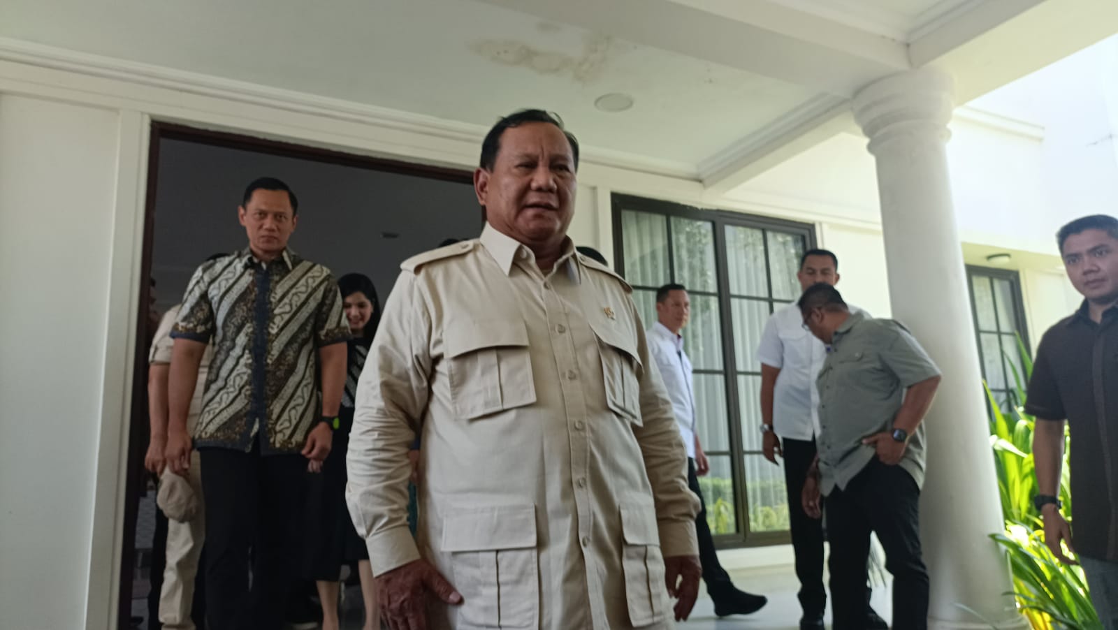 SAPA AWAK MEDIA: Prabowo Subianto usai pertemuan tertutup dengan SBY dan AHY di Pacitan, Sabtu 17 Februari 2024 lalu.