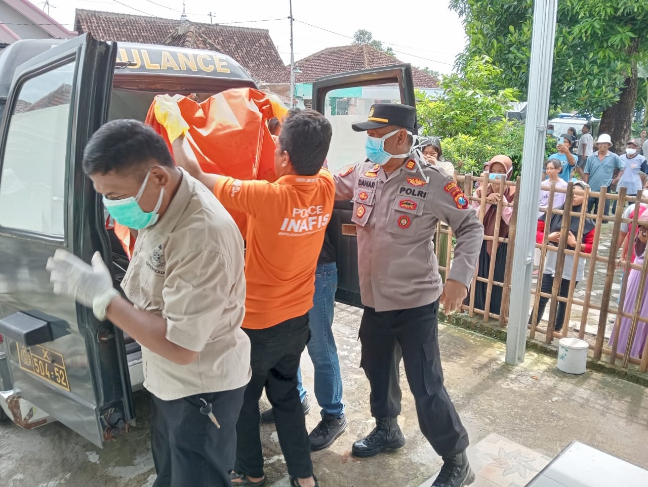 URIP DHEWE: Pulisi ngevakuasi mayit Soleman sing tiwas neng omahe dhekwingi (18/2). (POLSEK JIWAN/RADAR MADIUN)