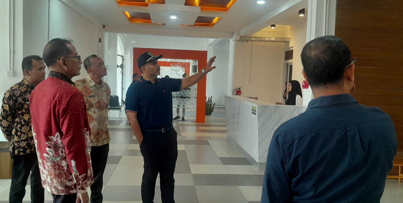 MENGEVALUASI: Bupati Ngawi Ony Anwar Harsono ketika mendatangi mal pelayanan publik, Jumat lalu.