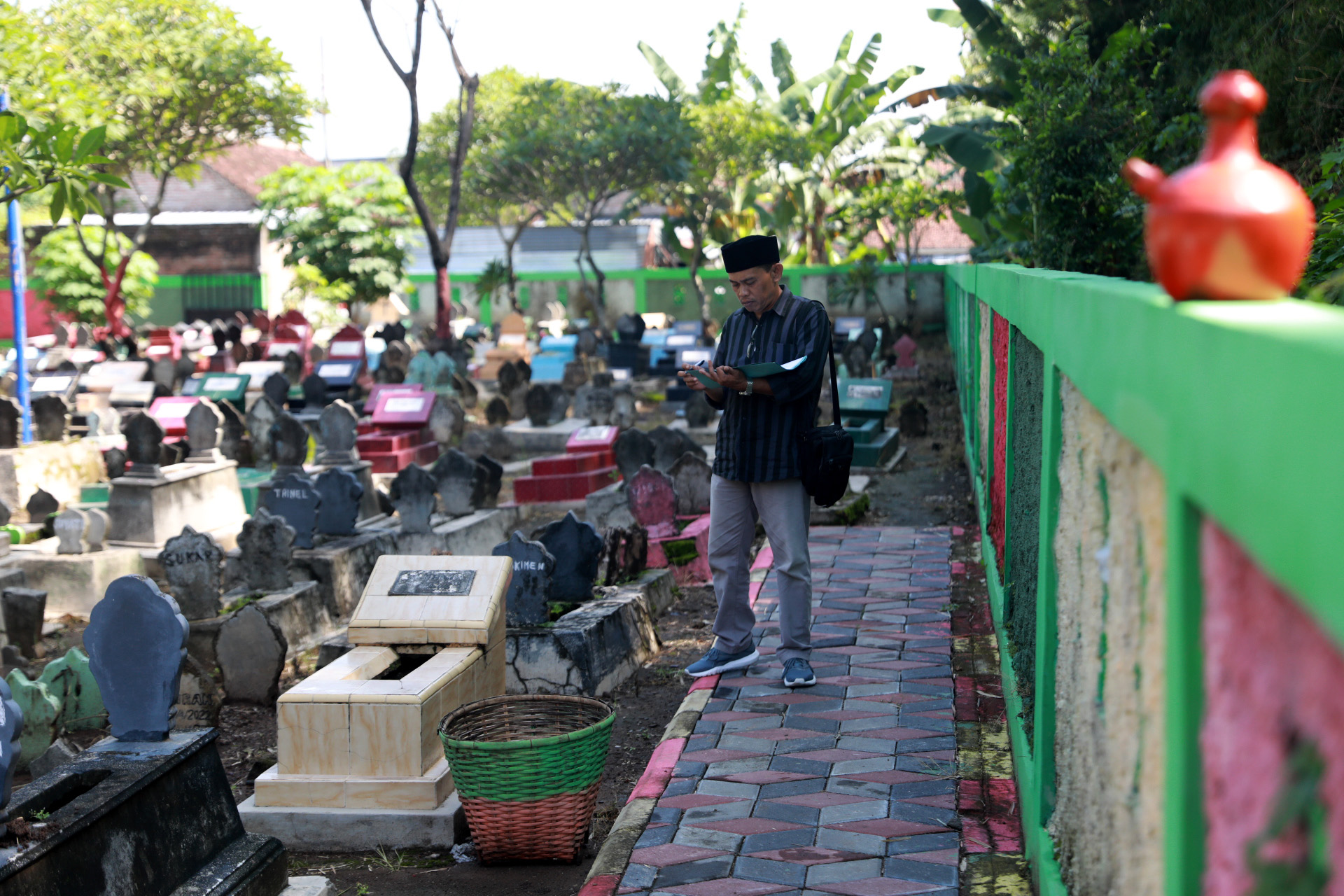UNIK: Disperkim melakukan penilaian terhadap sejumlah TPU yang ada di Kota Madiun, Senin (19/2). (DISKOMINFO FOR JAWA POS RADAR MADIUN)