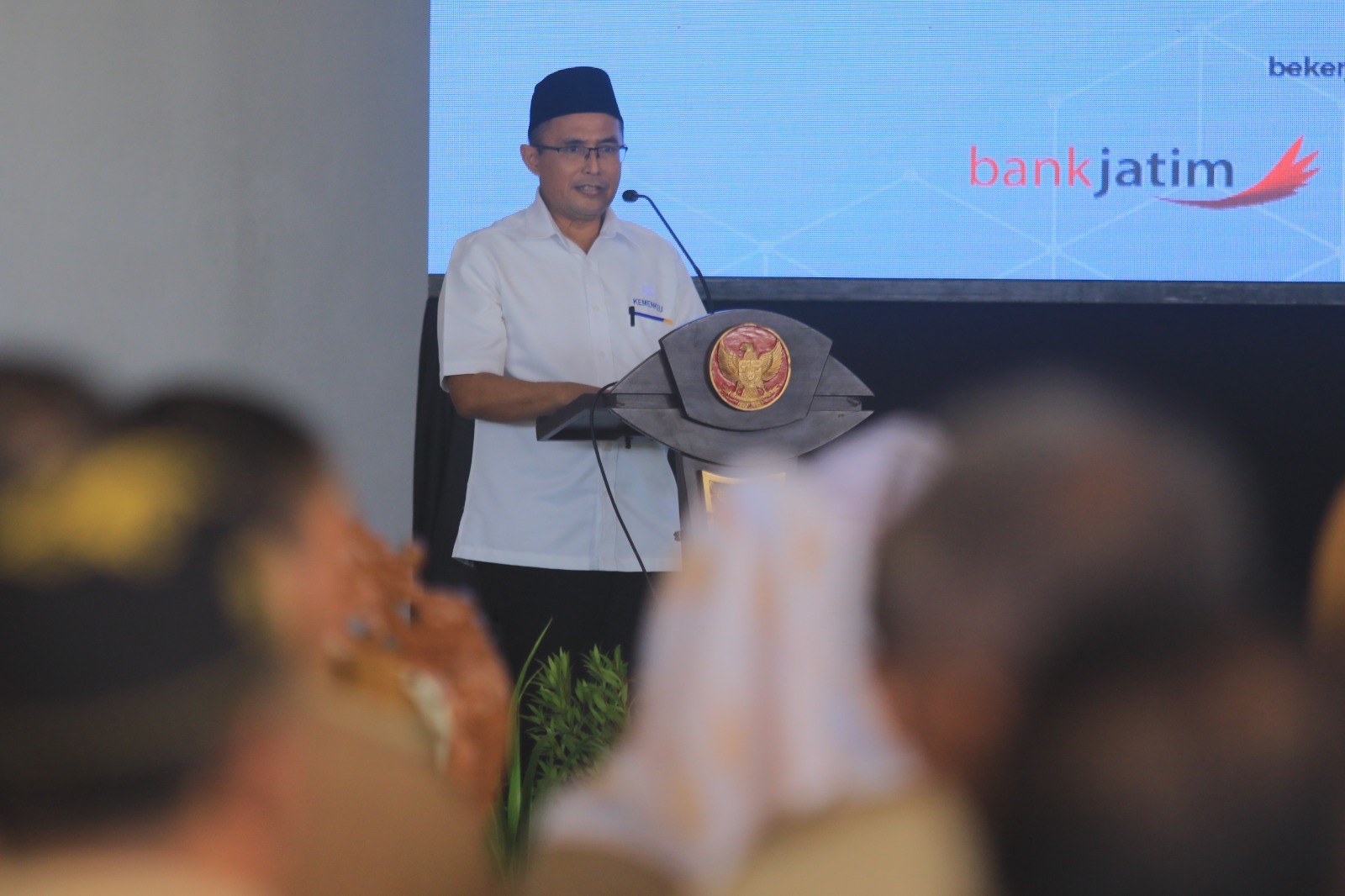 PATUH: Kepala KPP Pratama Madiun Rizaldi mengajak seluruh kepala desa di Kabupaten Madiun beserta seluruh elemen masyarakat untuk patuh taat pajak. (R. BAGUS RAHADI/RADAR MADIUN)