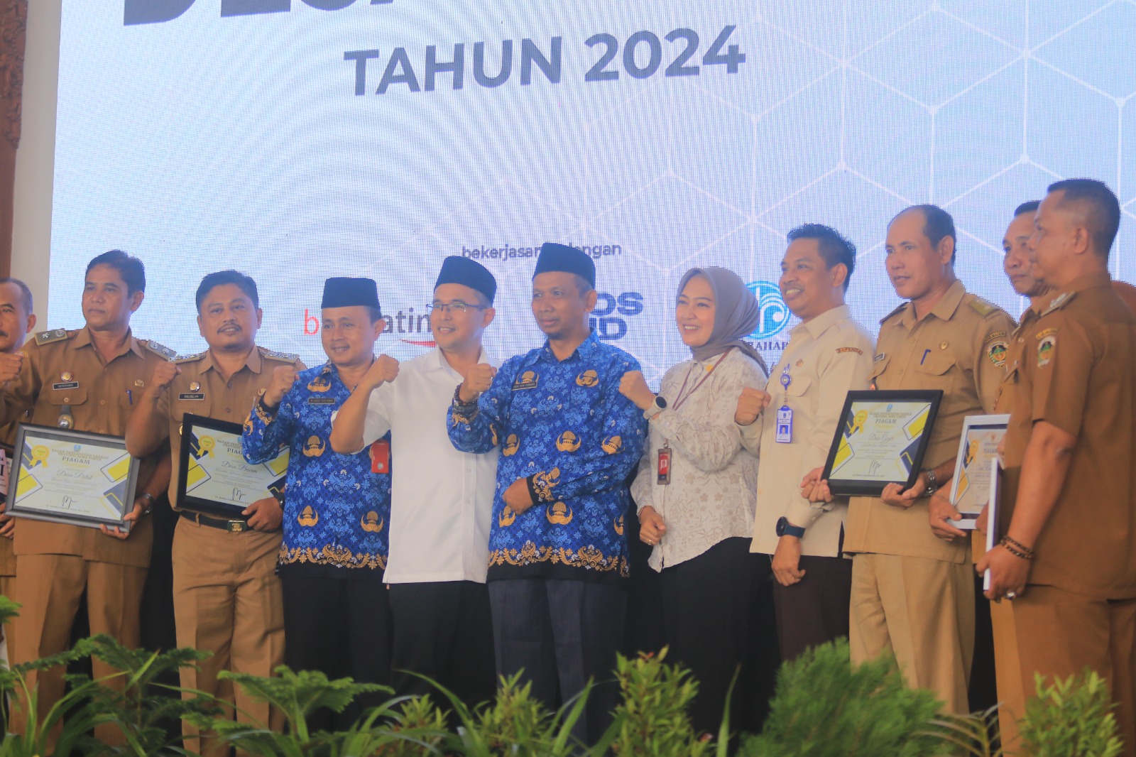 KOMITMEN: PJ Sekda Kabupaten Madiun beserta Kepala KPP Pratama Madiun, Kepala Bapenda, dan perwakilan kades penerima penghargaan Desa Patuh Pajak 2024, Senin (19/2). (R. BAGUS RAHADI/RADAR MADIUN)