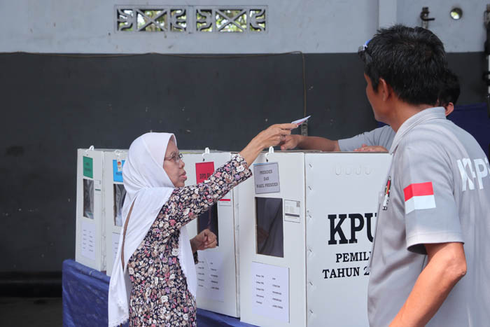 BERIKAN PILIHAN : Salah seorang warga menyalurkan hak suaranya di salah satu TPS hari Rabu (14/2) lalu.