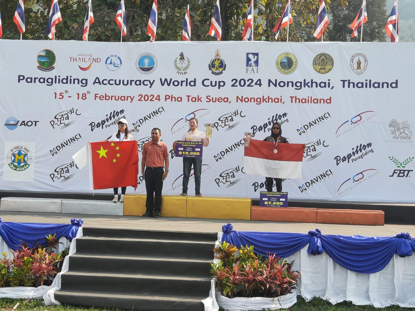 MERAH PUTIH BERKIBAR: Desta mengibarkan bendera merah putih di kompetisi PGAWC 2024 Thailand. (ISTIMEWA)