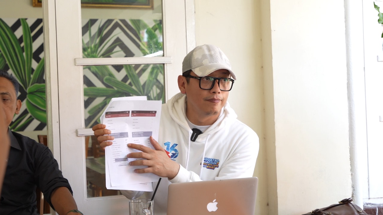 ADA YANG JANGGAL: Caleg DPR RI dari Partai Perindo menunjukkan dugaan pengurangan perolehan suaranya yang tercatat di dalam Sirekap KPU, Selasa (20/2/2024). (TIM MEDIA ANDRO ROHMANA)