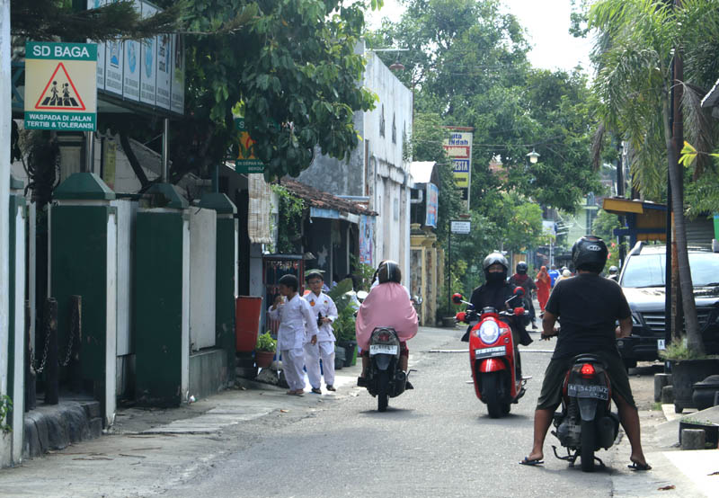RAMAI: Kendaraan melintas di Jalan Argopuro meningkat seiring kebijakan satu arah.