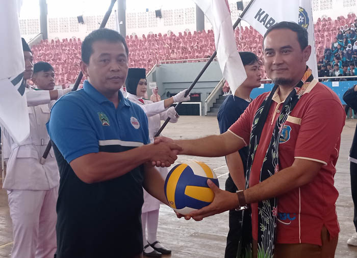 HARI JADI: Asisten Pemerintahan dan Kesejahteraan Rakyat Sekdakab Magetan Benny Adrian membuka secara simbolis rangkaian kegiatan peringatan HUT ke-35 SMKN 1 Magetan kemarin (19/2).