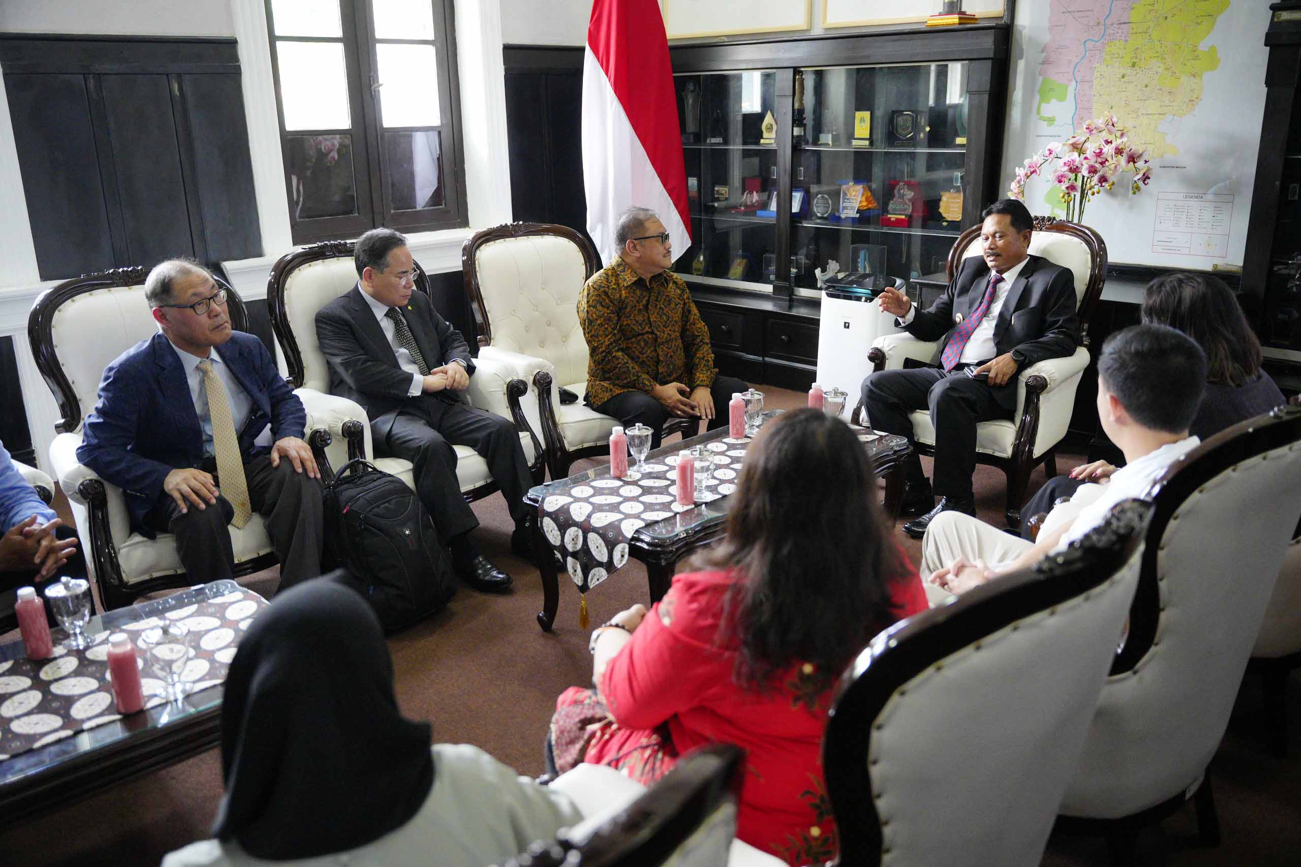 KERJA SAMA: Wali Kota Madiun Maidi saat bertemu dengan pihak konsorsium dan investor dari Korsel membahas rencana pembangunan Peceland di balai kota kemarin (20/2). (HENGKY RISTANTO/RADAR MADIUN)