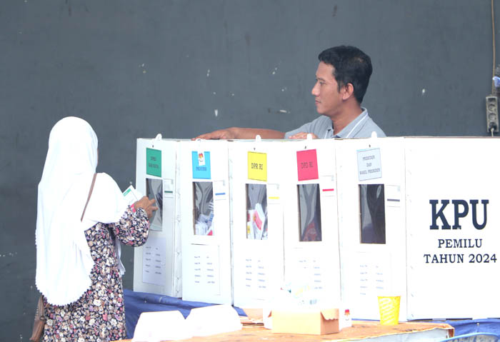 Ilustrasi Foto : Seorang warga saat menyalurkan hak pilihnya di salah satu TPS, Rabu (14/2) lalu.