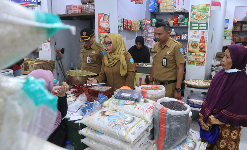 SIDAK: Disperdakum Ponorogo memantau harga beras di Pasar Legi Ponorogo, Senin (19/2) kemarin.