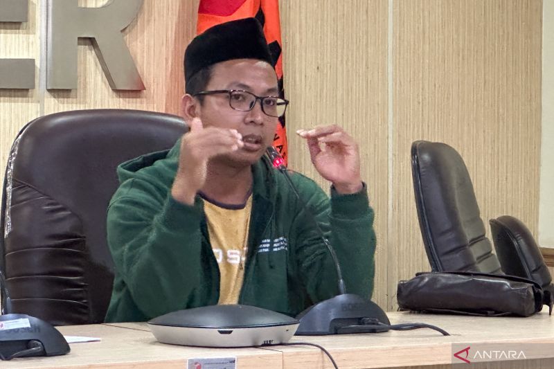PAPARKAN: Staf Migrant CARE Muhammad Santosa memaparkan laporan dugaan pelanggaran Pemilu 2024 di Malaysia. (ANTARA)
