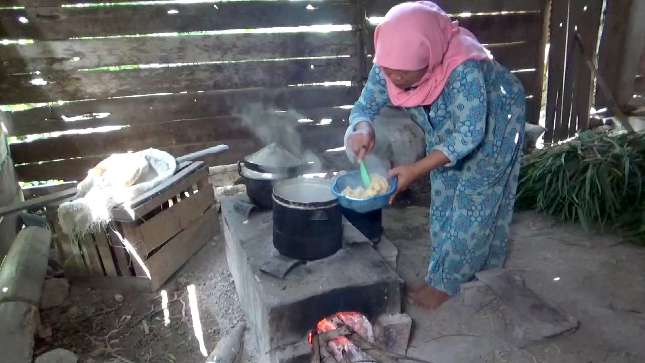 MAKANAN TRADISIONAL: Sulastri, warga Desa Gandong, Bringin, Ngawi, mengolah nasi tiwul di dapur rumahnya, Rabu (21/2).