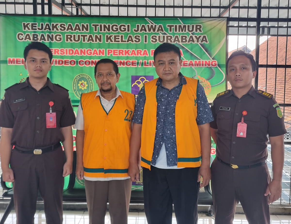 TAHANAN: Kejari Pacitan mengirim dua tersangka tipikor proyek Pelabuhan Tamperan dan APBDes Bodag ke Kejati Jawa Timur untuk segera disidangkan di PN Tipikor Surabaya.&nbsp;(NUR CAHYONO/RADAR PACITAN)