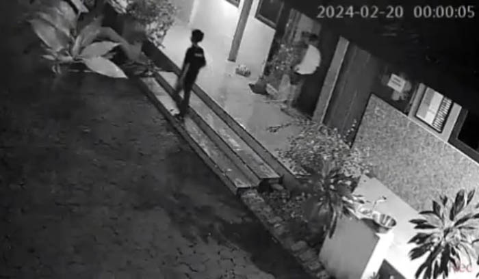 REKAMAN CCTV: Dua maling mencuri microphone di SDN 1 Karangpatihan, Balong, pukul 00.00, Selasa (20/2) kemarin.