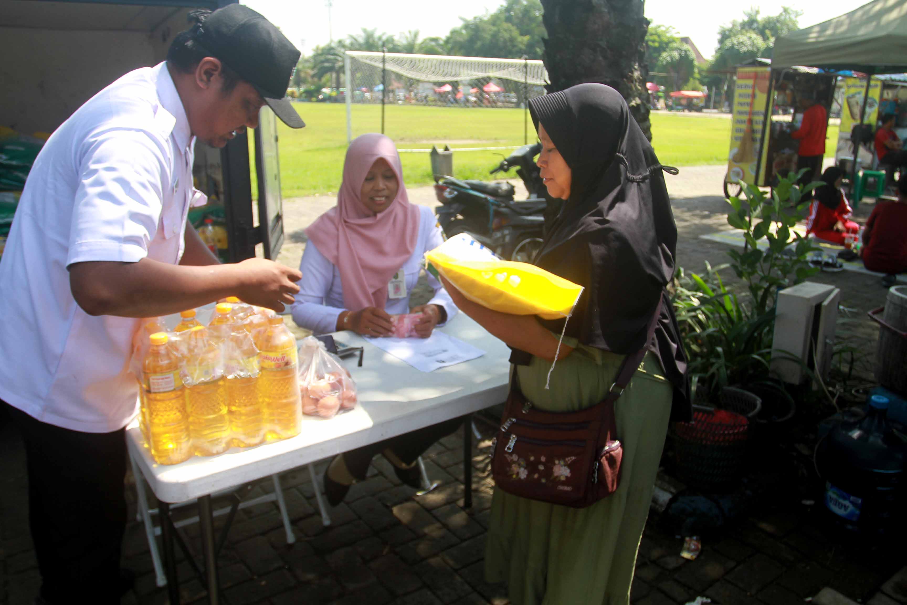 HARGA MIRING: Suasana wartek keliling khusus PKL di lapangan Gulon, Kelurahan Kejuron, Taman,&nbsp;Rabu (21/2/2024). (BAGAS BIMANTARA/JAWA POS RADAR MADIUN)