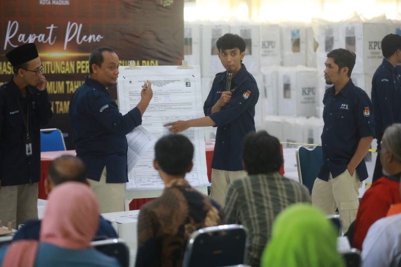 Suasana rekapitulasi suara di tingkat PPK Kota Madiun. (ANTARA)