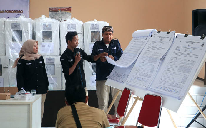 Ilustrasi foto : Petugas PPK melakukan rekapitulasi hasil perolehan suara Pemilu 2024 tingkat kecamatan beberapa waktu lalu.