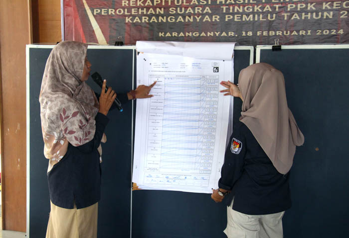 BERJALAN TERUS : Proses rekapitulasi perolehan suara oleh salah satu PPK di Ngawi.