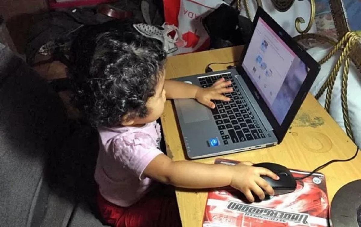 ILUSTRASI FOTO: Anak perlu mendapatkan pengawasan saat berselancar di dunia maya.