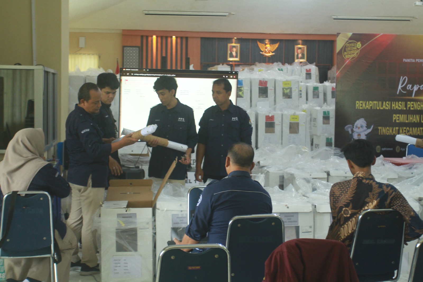 REAL COUNT: Proses rekapitulasi penghitungan suara Pemilu 2024 di Kota Madiun baru mulai di tingkat kecamatan atau PPK. (BAGAS BIMANTARA/RADAR MADIUN)