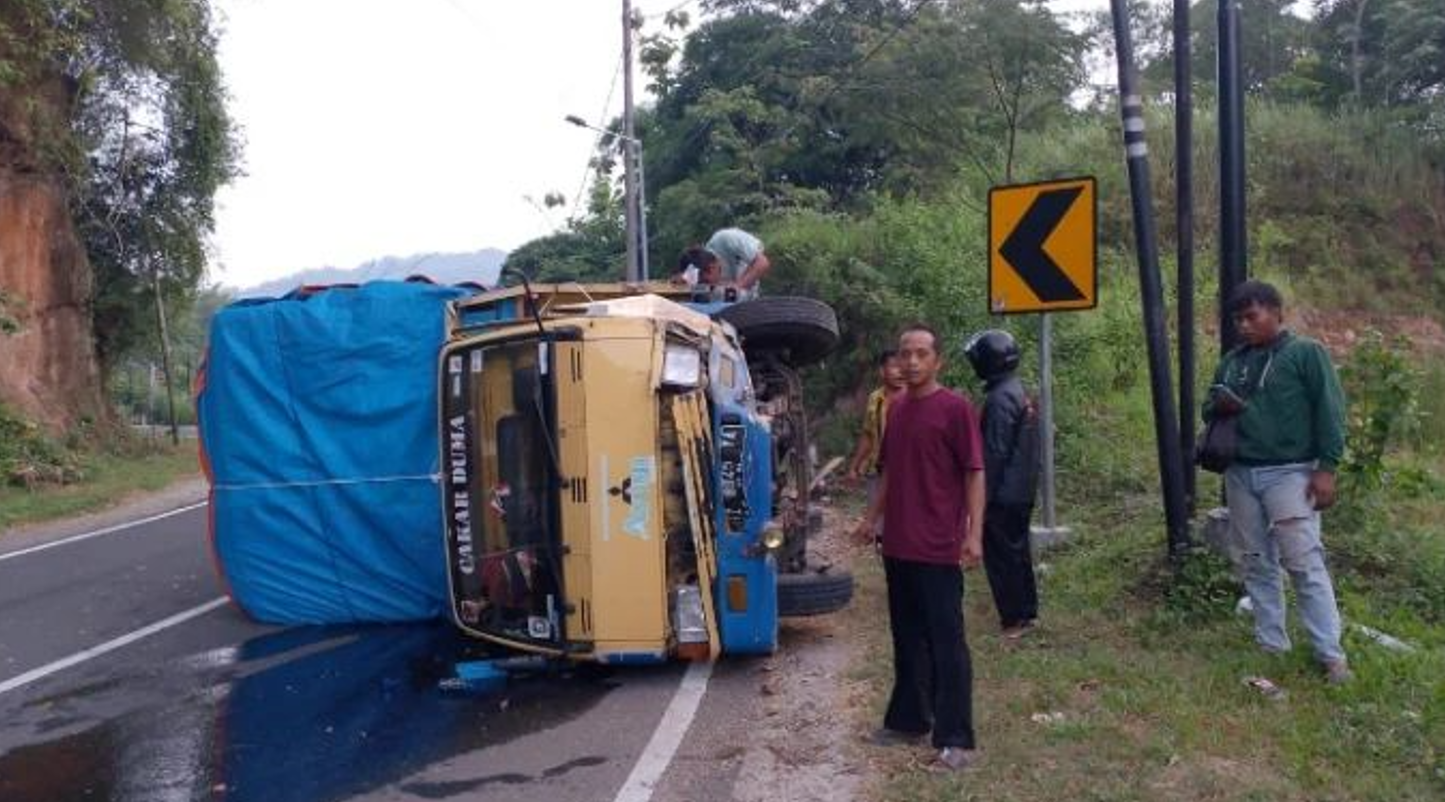 TERGULING DI JALAN: Truk pengangkut kasur terguling di Semanten, Pacitan, Kamis (22/2) pagi. (ISTIMEWA)