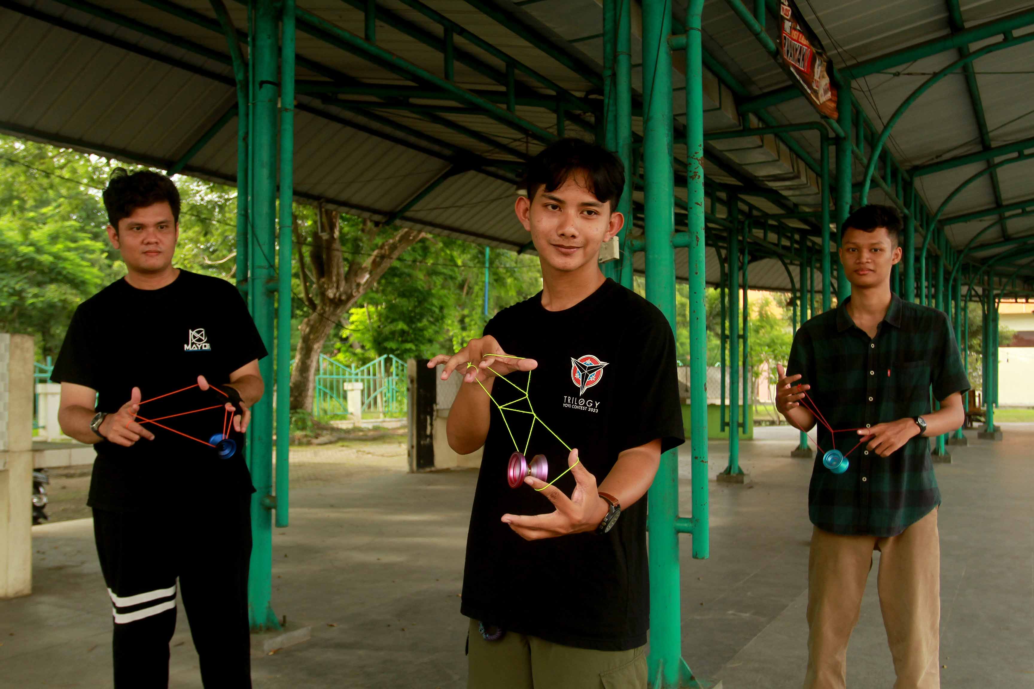 KEREN: Sejumlah anggota aktif komunitas Madiun Yoyo Spinner (Mayor) mempraktikkan salah satu teknik bermain yoyo. (BAGAS BIMANTARA/JAWA POS RADAR MADIUN)