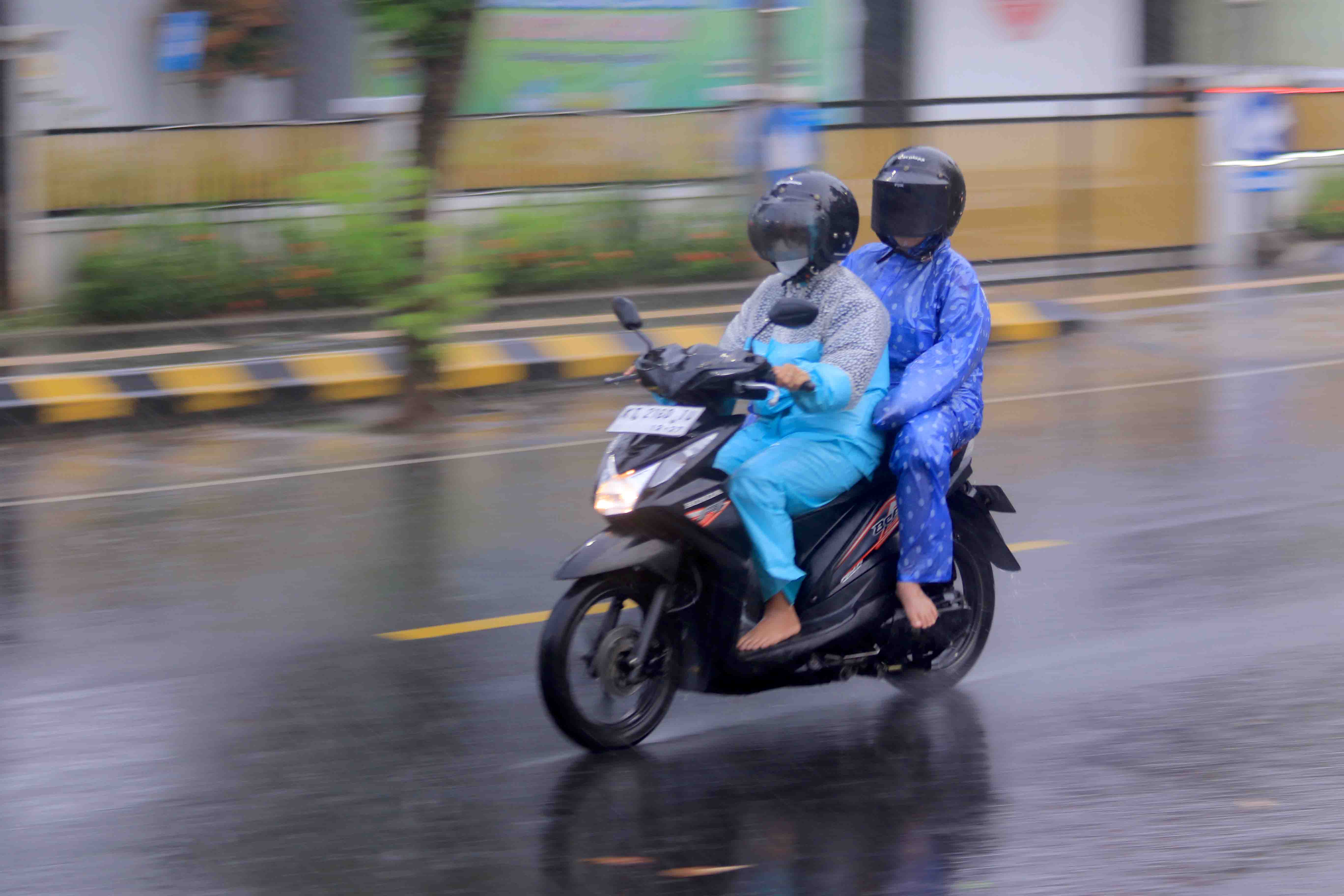 WASPADA: Musim hujan diperkirakan masih akan terjadi hingga Maret mendatang. (R BAGUS RAHADI/JAWA POS RADAR MADIUN)