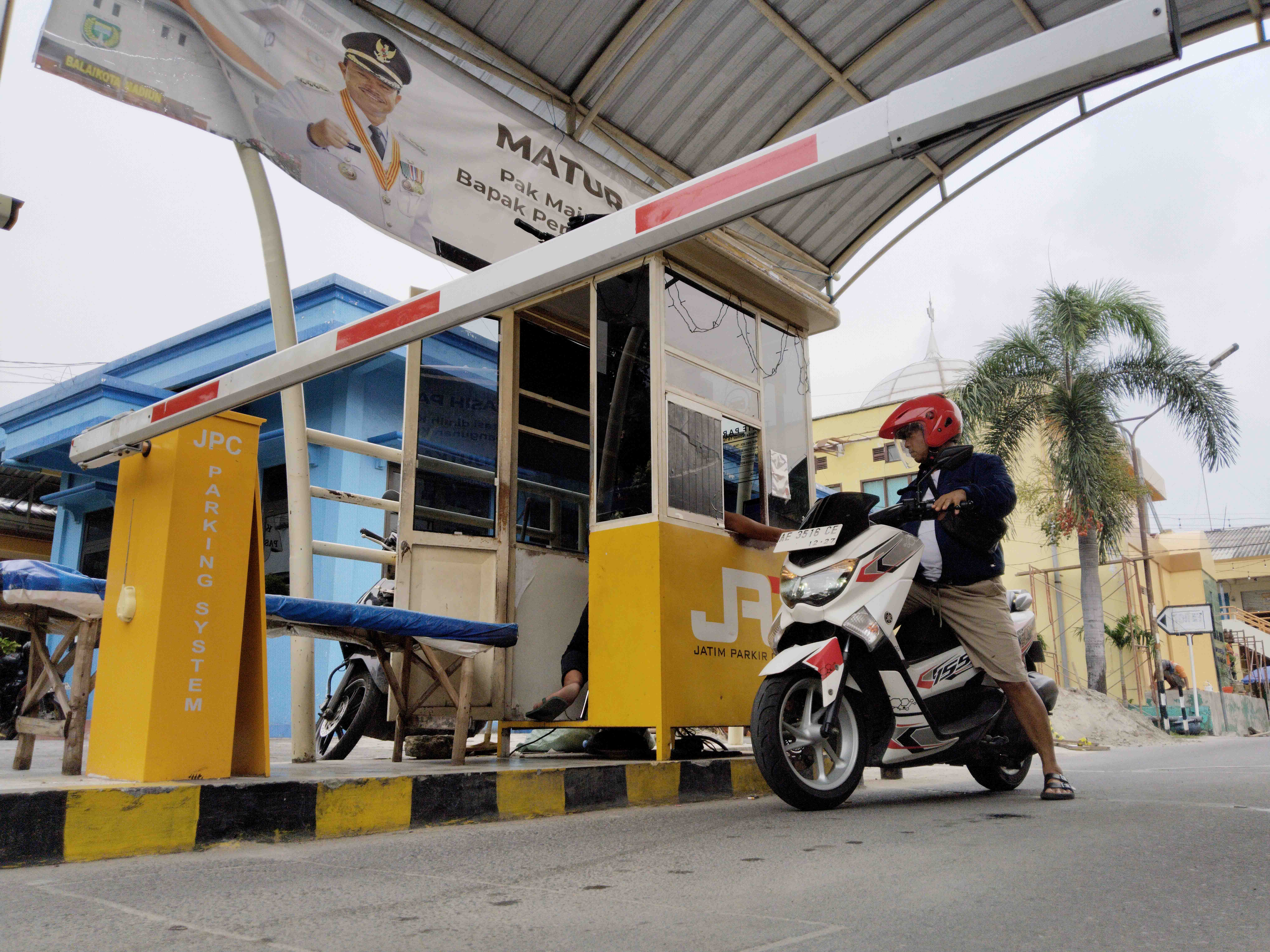 PERNIAGAAN: Retribusi pasar tradisional di Kota Madiun sedang dalam penyesuaian&nbsp; pemkot setempat. (BAGAS BIMANTARA/JAWA POS RADAR MADIUN)