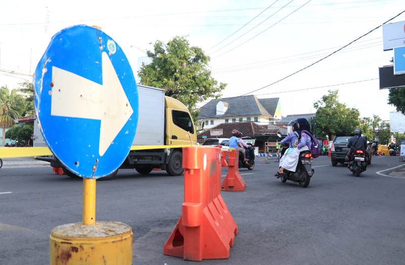 DILARANG MELINTAS:&nbsp;Besi pembatas dipasang di ruas&nbsp;Jalan&nbsp;Sultan Agung, pengendara dari Jalan Thamrin-Menur dilarang menyeberang.