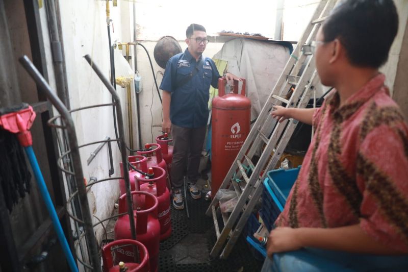 SIDAK: Petugas menyidak pemanfaatan elpiji di sejumlah tempat di Kota Madiun. (ANTARA)