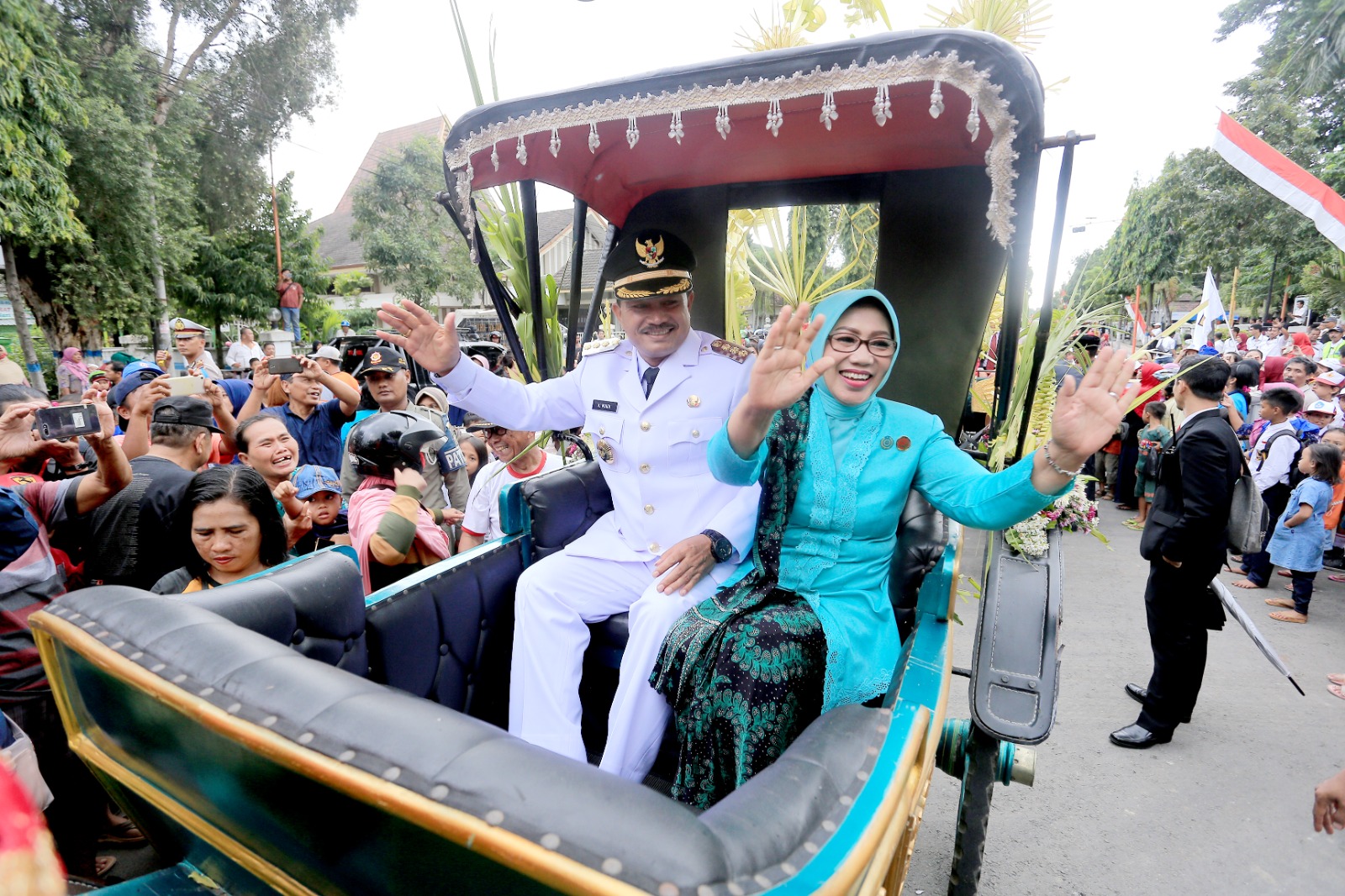 PILIHAN RAKYAT: Maidi bersama dengan Yuni Setyowati, istrinya usai pelantikan wali kota, wawali dan ketua TPP PKK Kota Madiun pada 29 April 2019 lalu. (WS HENDRO/RADAR MADIUN)