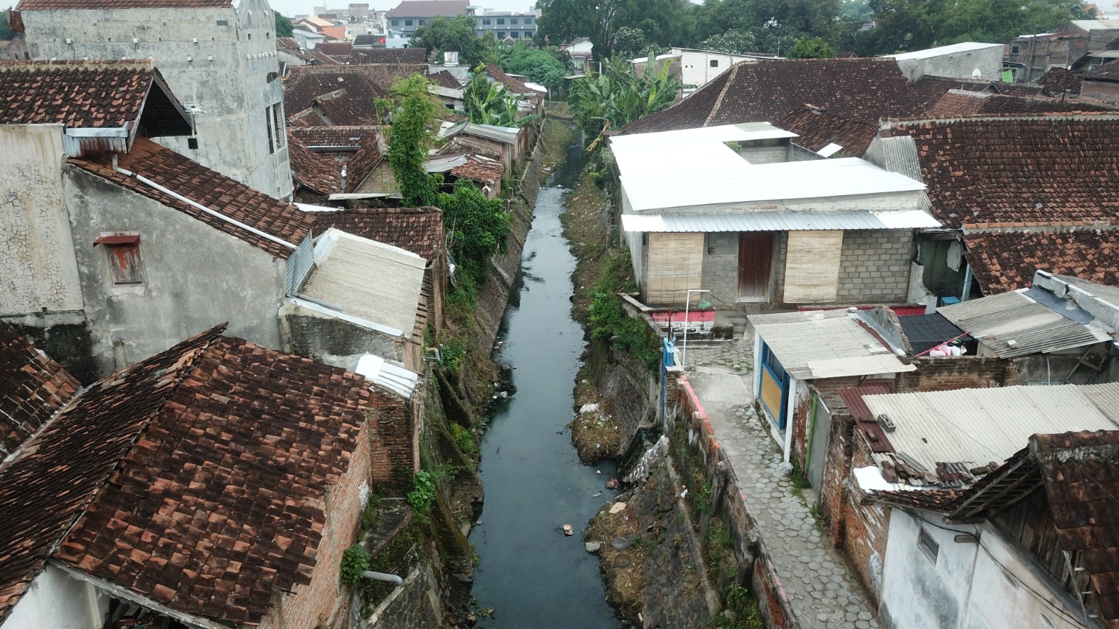 TPPKT: Kawasan padat penduduk yang berada di sepanjang aliran Kali Gempol bakal dilakukan revitalisasi atau penataan oleh Pemkot Madiun pada tahun ini. (TEGAR RUKMANA/RADAR MADIUN)