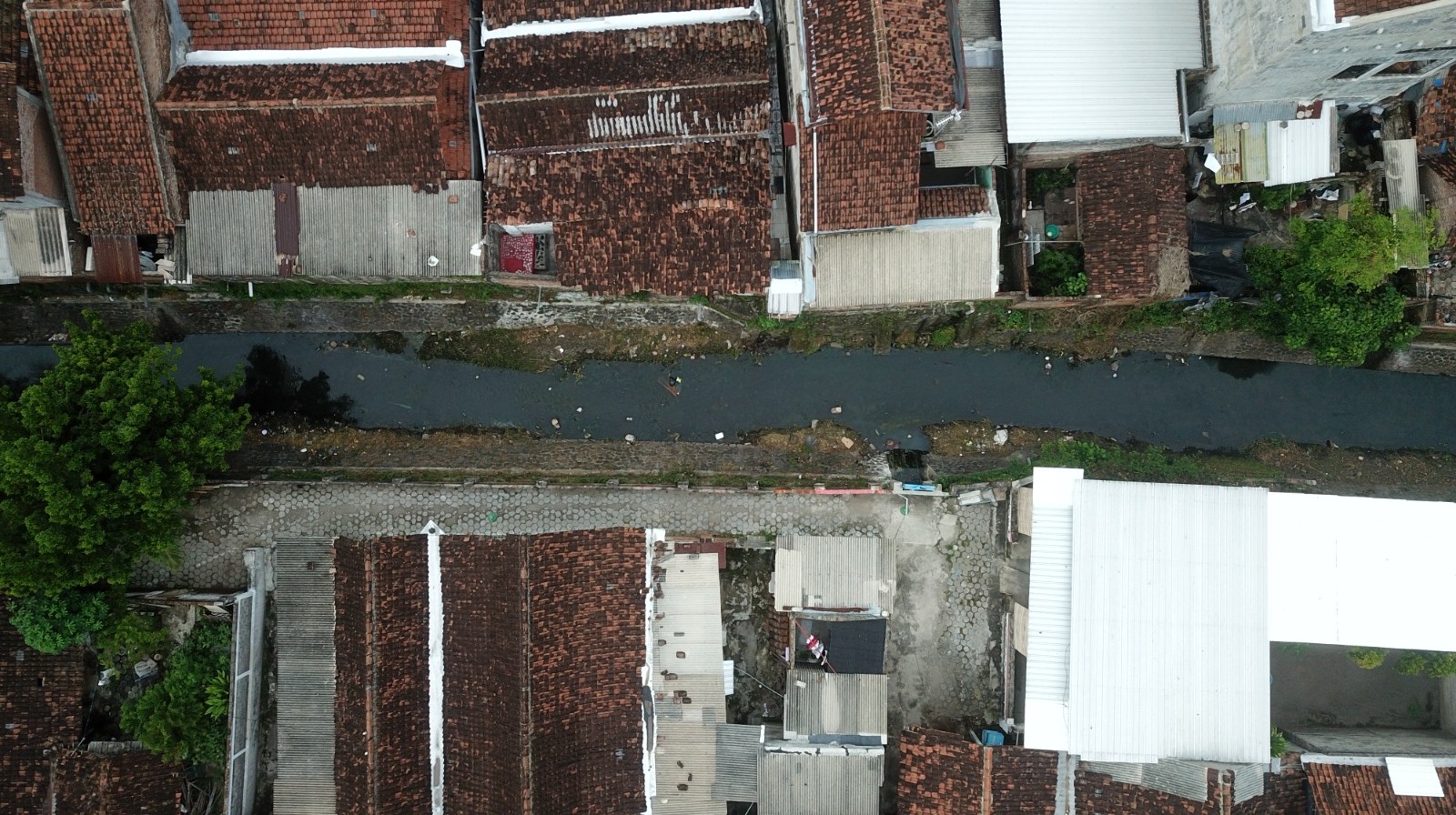 PADAT PENDUDUK: Pemkot Madiun bakal berencana menata kawasan permukiman kumuh di sekitar Kali Gempol. (TEGAR RUKMANA/RADAR MADIUN)