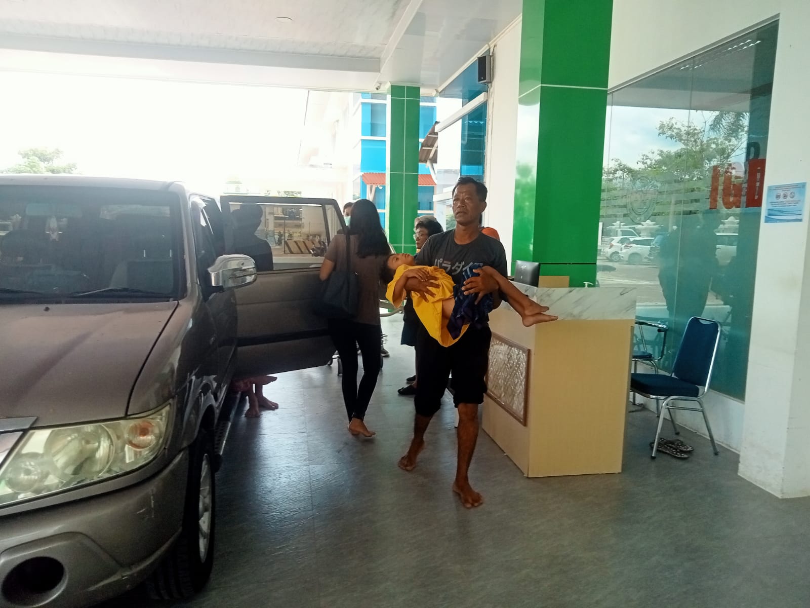 PENYELAMATAN: Salah seorang korban tenggelam dilarikan ke puskesmas terdekat usai tenggelam di Pantai Srau, Pacitan, Minggu (25/2) pagi. (NUR CAHYONO/RADAR PACITAN)